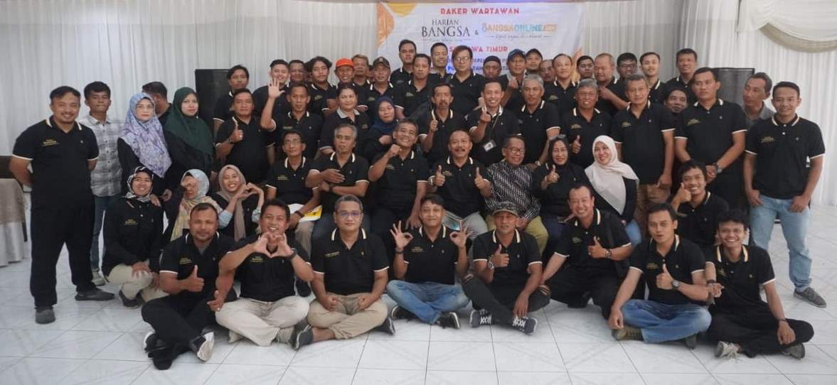 Para wartawan dan karyawan HARIAN BANGSA dan BANGSAONLINE foto bersama usai Rapat Kerja (Raker) di Aula RM Agis Surabaya, Rabu (13/12/2023). Foto: bangsaonline