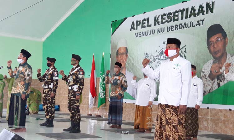 Ketua PCNU Kabupaten Kediri KH. Muhammad Makmun (depan mic) saat memimpin apel kesetiaan munuju NU berdaulat. foto: MUJI HARJITA/ BANGSAONLINE