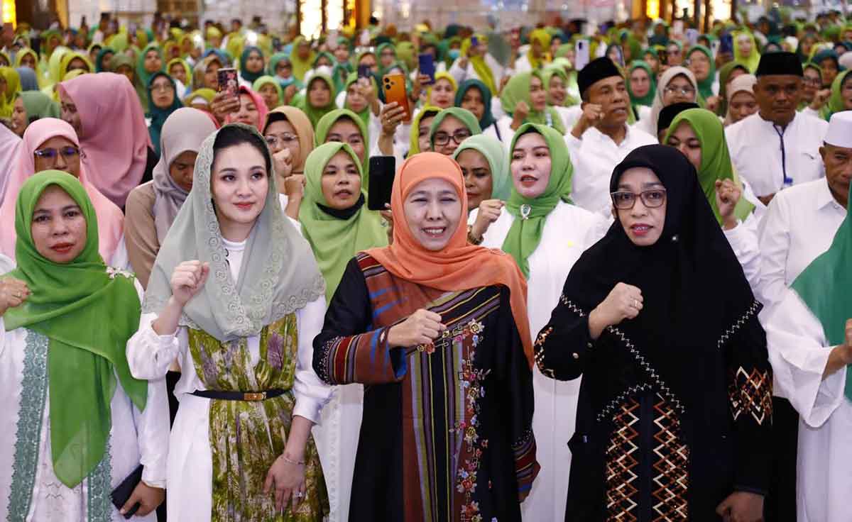 Gubernur Khofifah bersama Gubernur Sherly saat menghadiri buka bersama 800 Muslimat NU Maluku Utara.