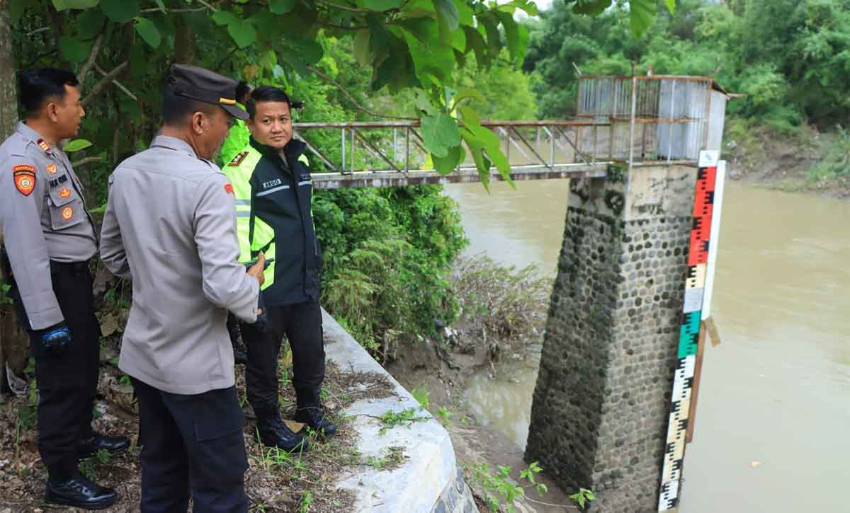 Kapolres Ngawi saat meninjau debit air pascabanjir.