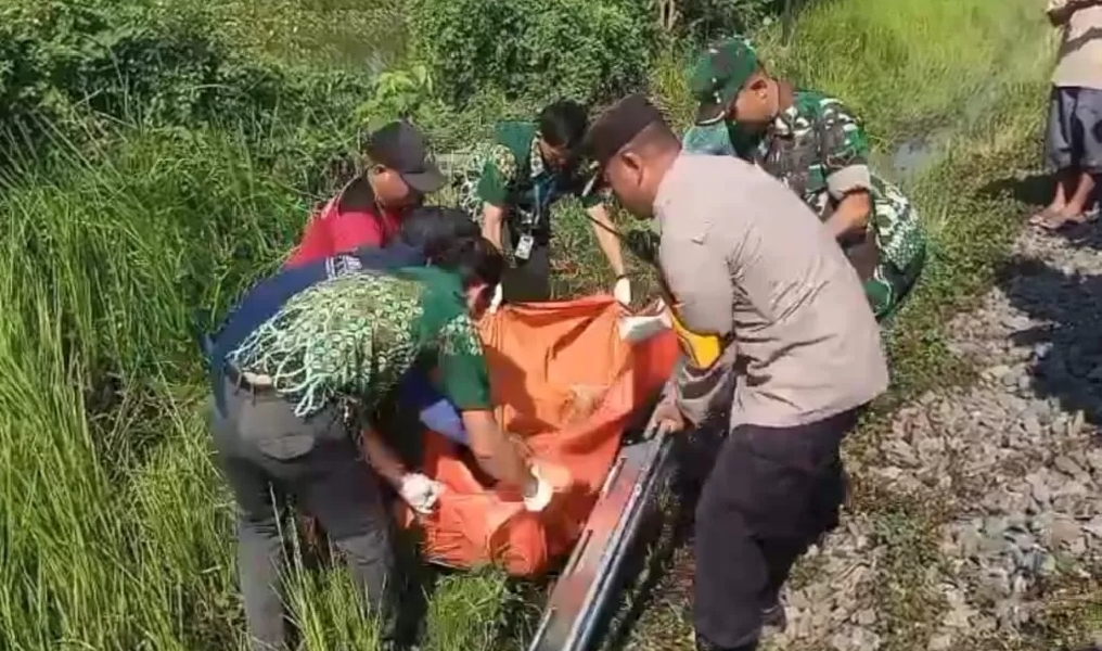 Petugas saat evakuasi korban