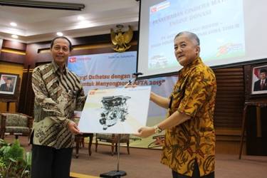 Direktur Manufaktur ADM, Pongky Prabowo memberikan tanda mata kepada Kepala Dinas Pendidikan Jatim Harun. foto : nisa/BANGSAONLINE