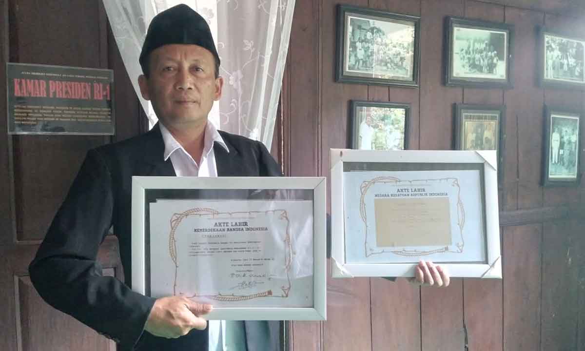 Dewan Penasehat Situs Ndalem Pojok Persada Sukarno Kediri, Kuswartono, saat menunjukkan dokumen bahwa NKRI berdiri pada tanggal 18 Agustus 1945. Foto: Ist