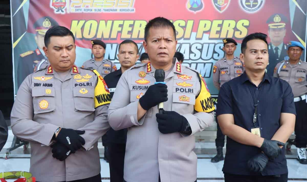 Kapolresta Sidoarjo, Kombes Pol Kusumo Wahyu Bintoro, saat konferensi pers terkait pembobolan ATM di Krian.
