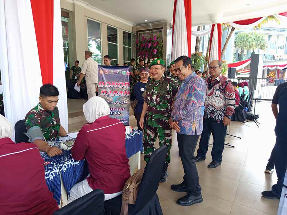 Brigjen TNI Dr. Triadi Murwanto, Komandan Poltekad bersama Walikota Batu Nurochman saat meninjau kegiatan pemeriksaan kesehatan gratis sebelum dilakukan donor darah. (Ist)