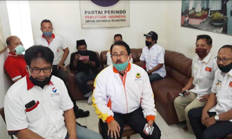 Ketua Aliansi Parpol Non Parlemen Kabupaten Kediri, Heri Purnawirwan (Perindo) didampingi Ketua Kordinator non parlemen, Mohamad Sidik (Berkarya) bersama para Ketua Parpol Non Parlemen lainnya. foto: MUJI HARJITA/ BANGSAONLINE