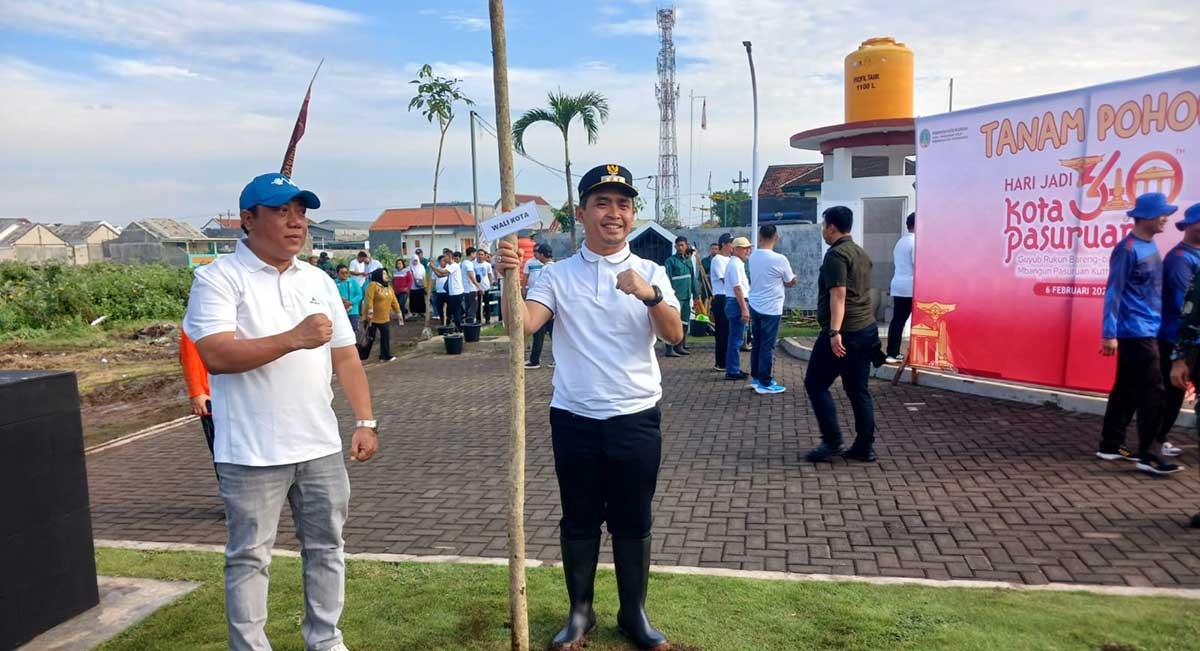 Wali Kota Pasuruan saat menanam pohon dalam peringatan hari jadi daerah yang ke-340.
