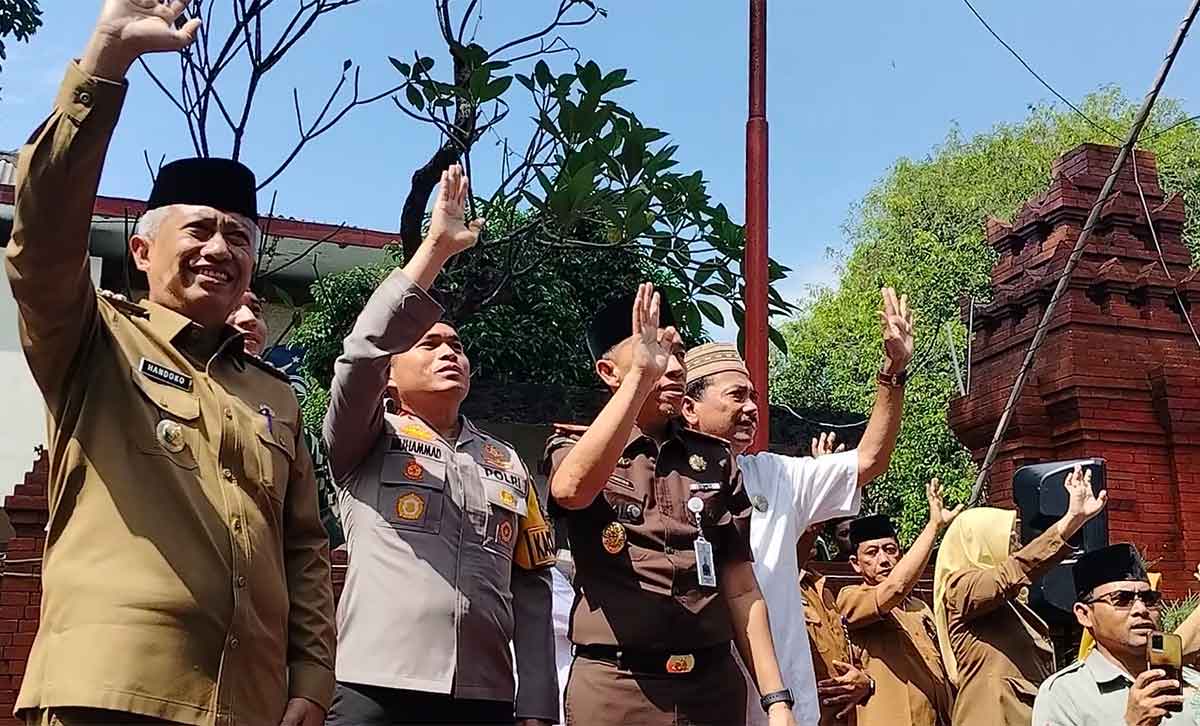 Pj Bupati Nganjuk saat melepas keberangkatan 713 jamaah calon haji.