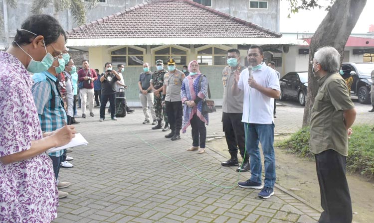 Forkopimda ketika meninjau kesiapan RSUD Prof dr. Soekandar menghadapi corona.