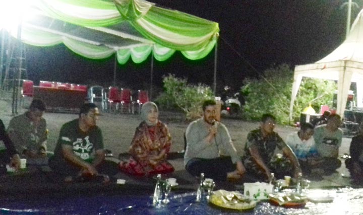 Wali Kota Probolinggo Hadi Zainal Abidin saat acara serasehan di Pantai Permata bersama jurnalis dan sejumlah komunitas, Sabtu (22/2) malam.