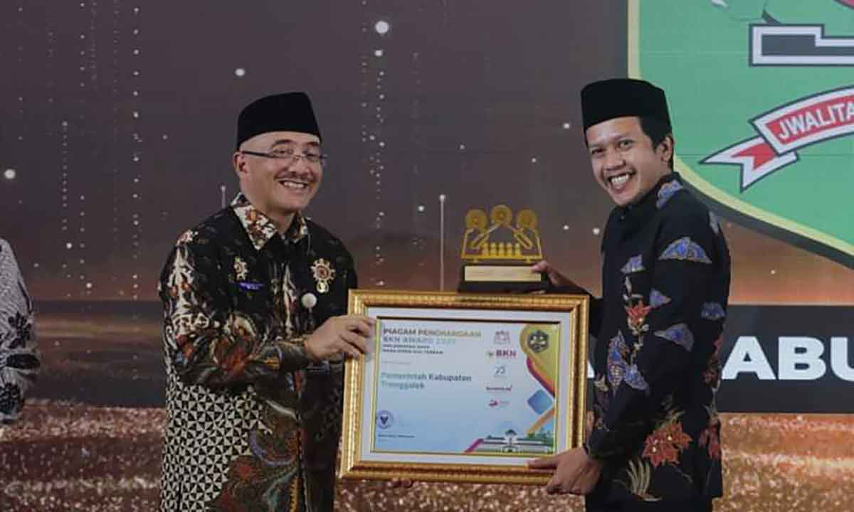 Wakil Bupati Trenggalek, Syah Muhammad Natanegara, saat menerima penghargaaan.