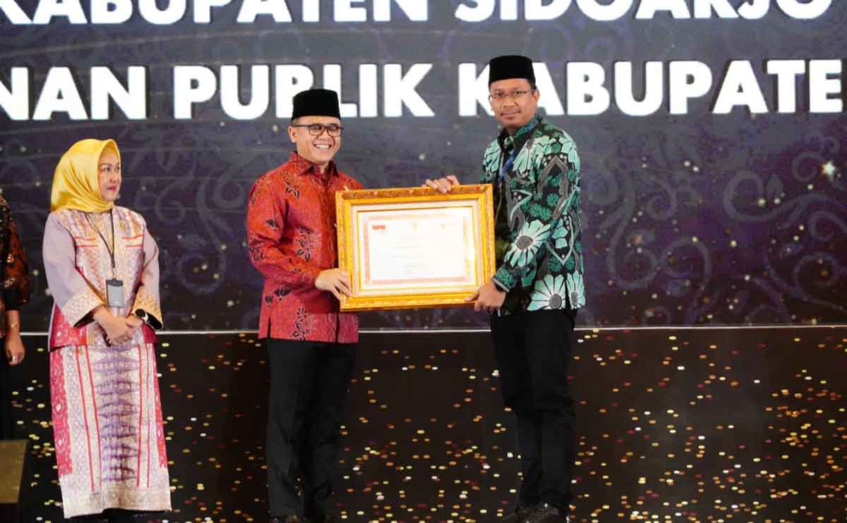 Menpan RB, Abdullah Azwar Anas, saat menyerahkan penghargaan ke Bupati Sidoarjo, Ahmad Muhdlor Ali.