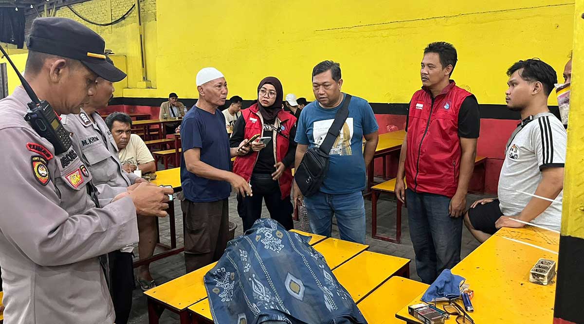 Evakuasai jenazah seorang pria berinisial KFS (51), warga Kedung Anyar, Kecamatan Sawahan, Surabaya, di Waru, Sidoarjo.