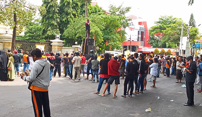 Ratusan juru parkir saat menggelar demo di DPRD Gresik. Foto: SYUHUD/ BANGSAONLINE.