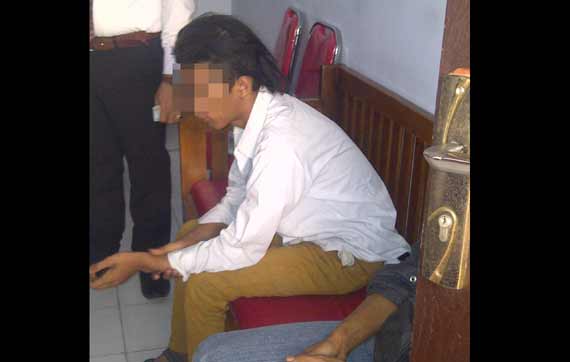 DIAMANKAN: Pelaku saat di Mapolres Nganjuk. Foto: soewandito/BANGSAONLINE