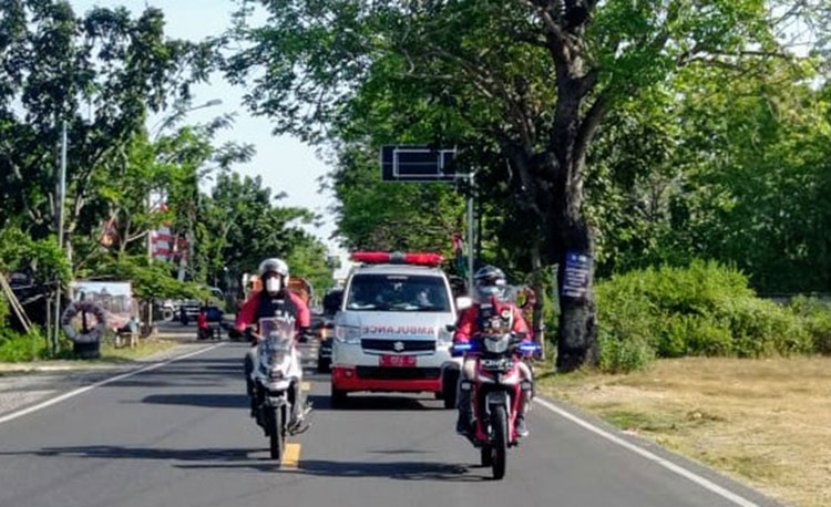 Para anggota IEA saat melakukan pengawalan ambulans. (foto: ist)