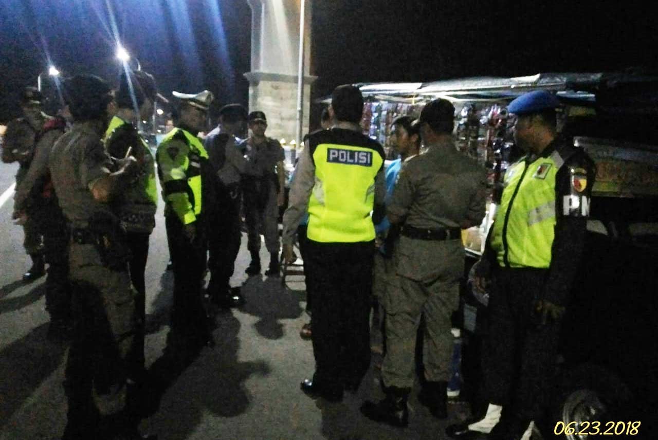 Sejumlah personel polisi saat melakukan pembinaan di JLS. foto: ist