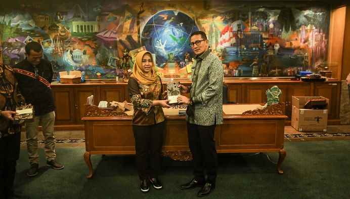 Wali Kota Mojokerto Ika Puspitasari saat menyerahkan cenderamata pada Menparekraf Sandiaga Uno.