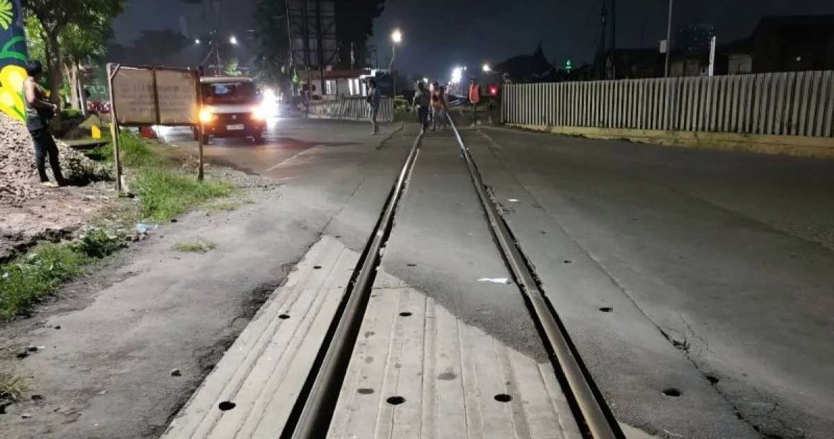 Tingkatkan Keselamatan, Daop 8 Surabaya Pasang Blok Rel di Wonokromo