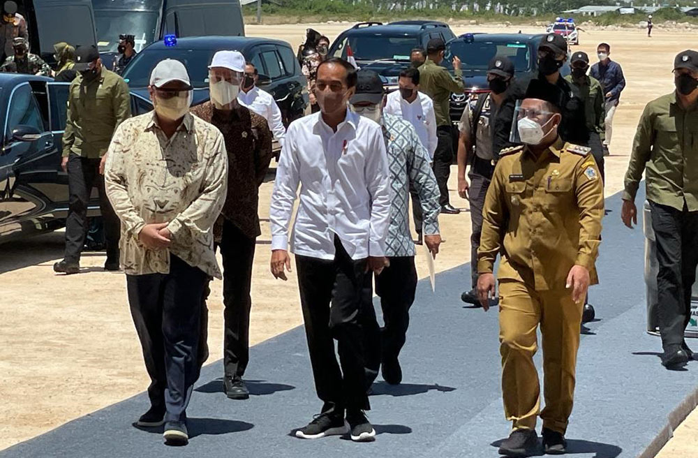 Presiden Joko Widodo (tengah baju putih) didampingi Bupati Gresik, Fandi Akhmad Yani (paling kanan) saat Groundbreaking Pembangunan Smelter di KEK, JIIPE, Manyar, Gresik. Foto: SYUHUD/BANGSAONLINE