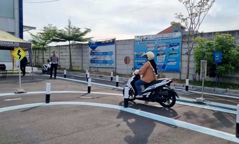 Coaching clinic melewati lintasan huruf S bagi pemohon SIM.
