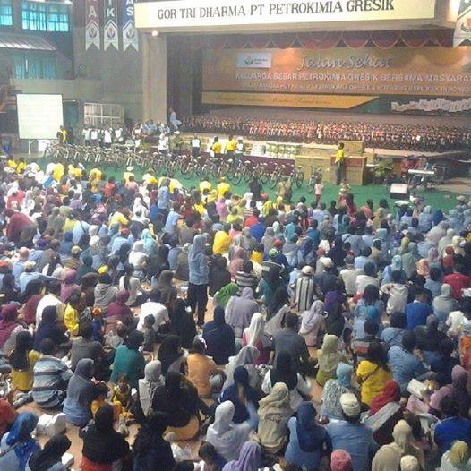 peserta jalan sehat menunggu hadiah yang diundi oleh panitia