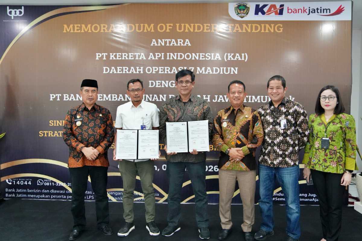  VP Daop 7 Madiun menunjukkan MoU bersama Bank Jatim.