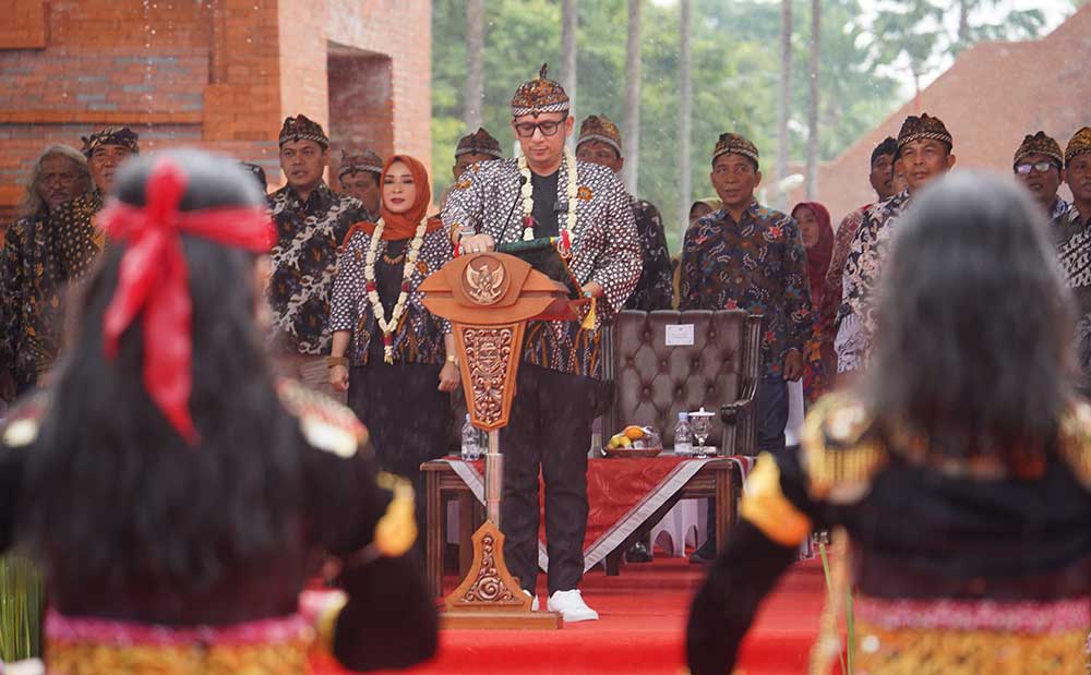 Pj Wali Kota Mojokerto Ali Kuncoro sedang membacakan Ikrar Majapahit.