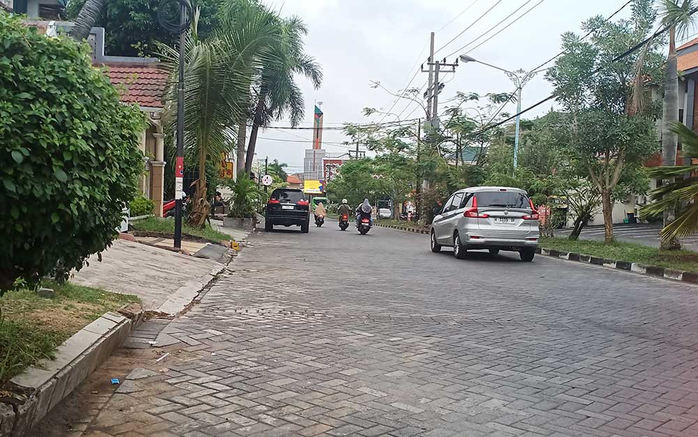 Saluran air di kawasan Perumahan GKB yang tertutup dengan cor sehingga susah dilakukan pembersihan. Foto: SYUHUD/BO