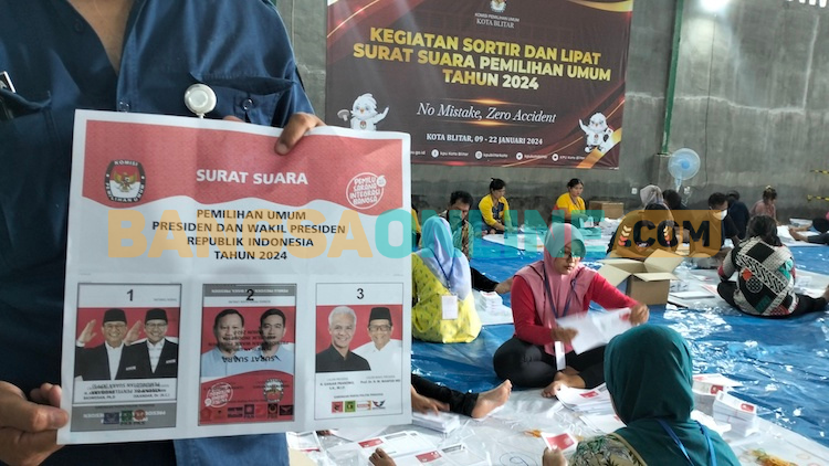 Proses pelipatan surat suara pemilu 2024 oleh KPU Kota Blitar.