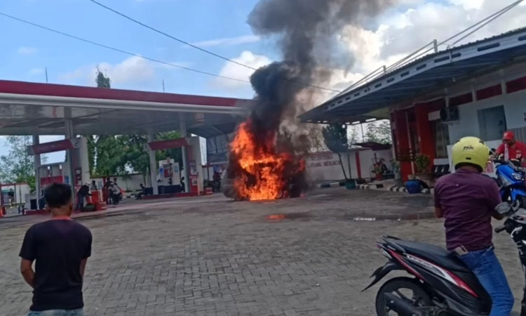 Kebakaran di pom bensin Larangan Badung akibat korsleting sebuah mobil Carry yang baru saja mengisi bbm menggunakan jeriken. 