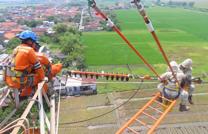 PLN UIT JBM terus menjaga keandalan sistem ketenagalistrikan tegangan tinggi.