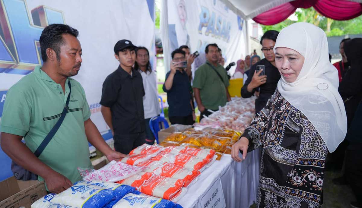 Gubernur Khofifah saat meninjau pelaksanaan pasar murah di Pamekasan.
