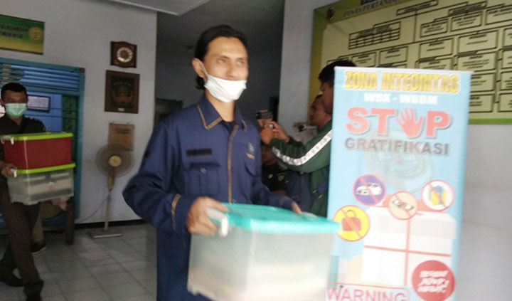 Aparat Kejaksaan saat membawa berkas. foto: SOFFAN/ BANGSAONLINE