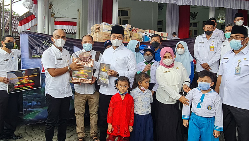 Bupati Bangkalan, R Abdul Latif Amin Imron, saat menerima bantuan untuk korban Erupsi Semeru dari siswa-siswi di wilayahnya.