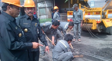 Bupati-Wabup, Sambari-Qosim (SQ) saat memantau perbaikan jalan di Desa Roomo, Manyar. (syuhud/BANGSAONLINE)