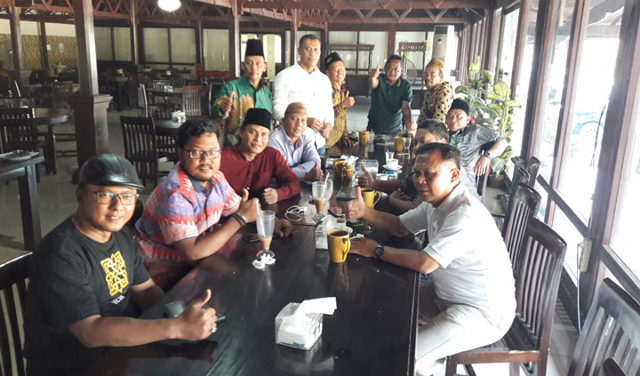 Ketua DPAC-DPAC PKB saat menggelar pertemuan di salah satu rumah makan, beberapa waktu lalu. foto: SYUHUD/ BANGSAONLINE