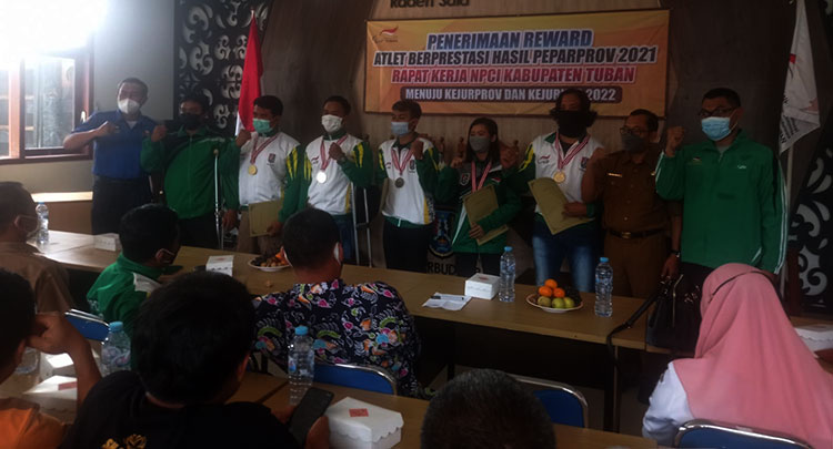 Suasana ketika pemberian hadiah dari Pemkab Tuban kepada atlet-atlet difabel yang berprestasi di ajang Peparprov Jatim 2021.