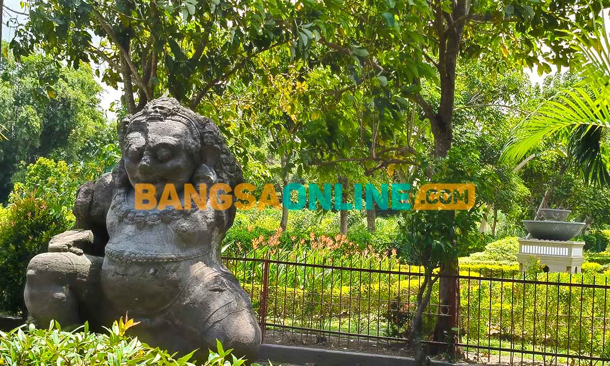 Arca Totok Kerot dengan latar belakang taman yang hijau. Foto: MUJI HARJITA/BANGSAONLINE