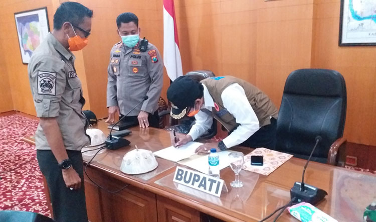 Bupati Latif menandatangani pembentukan Satgas Percepatan Penanganan Covid-19.