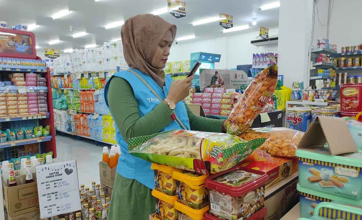 Tim Dinkes Kota Blitar saat sidak mamin di salah satu swalayan.