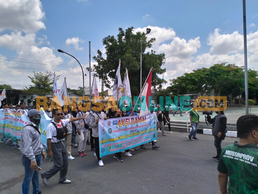 KONI Blitar saat melakukan aksi protes agar Bonus Atlet yang dijanjikan segera cair