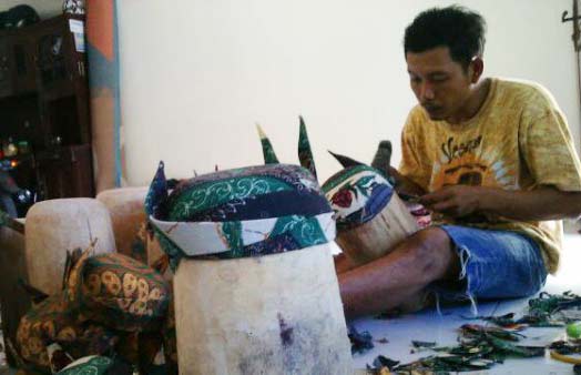 Pengerajin blangkon sedang menyelesaikan garapannya, kemarin. foto: nanang ichwan/BANGSAONLINE