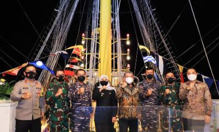 Gubernur Jawa Timur Khofifah Indar Parawansa saat menghadiri Pisah Sambut Pangkoarmada II dari Laksamana Muda (Laksda) TNI I.N.G. Sudihartawan kepada Laksda TNI Iwan Isnurwanto di atas KRI Bima Suci, Sandar Dermaga Madura Koarmada II, Jumat (7/5). foto: ist/ bangsaonline.com