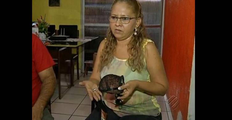 Ivete menunjukkan bra yang saat itu ia kenakan dan peluru yang nyaris menembus tubuhnya. (foto: kapanlagi.com)
