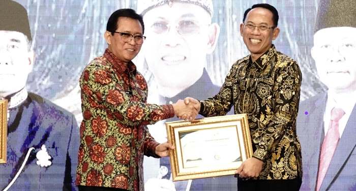 
Sekda Kota Mojokerto, Gaguk Tri Prasetyo meraih predikat sebagai Sekretaris Daerah Kota Terbaik dalam ajang Askompsi Digital Leadership Government (ADLG) Awards 2024. 
