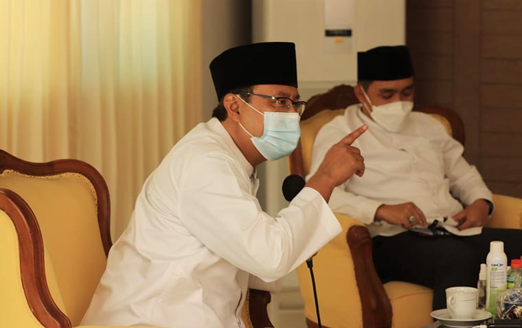 Wali Kota Pasuruan Saifullah Yusuf saat memimpin pertemuan dengan Komisi E DPRD Jawa Timur.