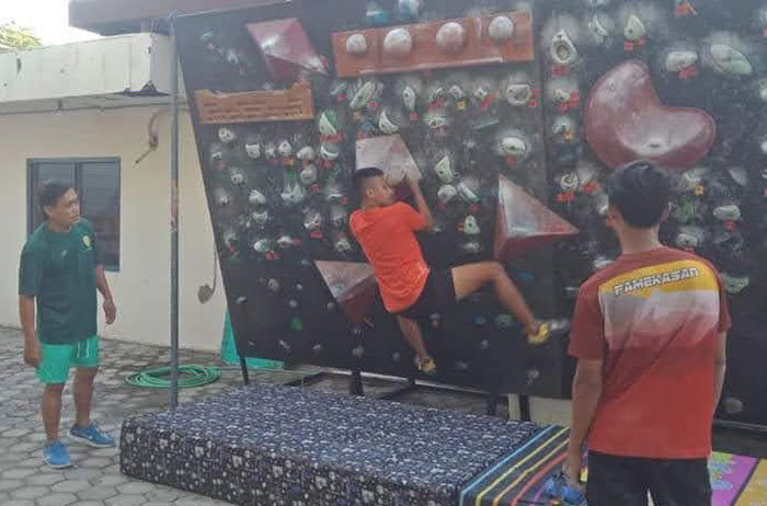 Atlet FPTI Cabang Pamekasan bakal mengenakan sepatu produk lokal di Kejurprov 1 Jatim. 