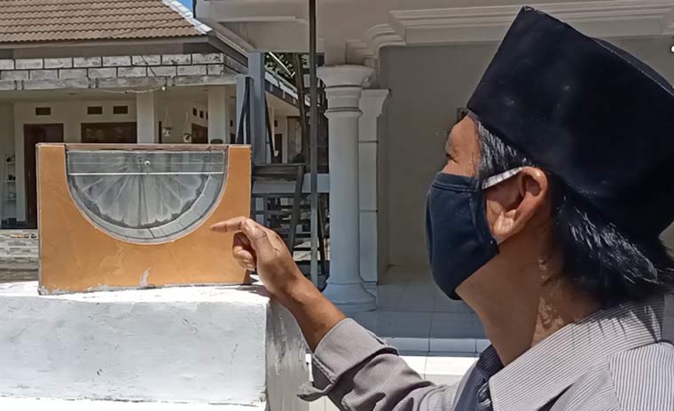 KH. Mochamad Chamdani Bik (Gus Ibik) menunjukkan jam rubuk atau jam matahari yang berada di halaman Pondok Pesantren Kapurejo Kediri, Sabtu (17/4/2021). foto: Muji Harjita/ bangsaonline.com.