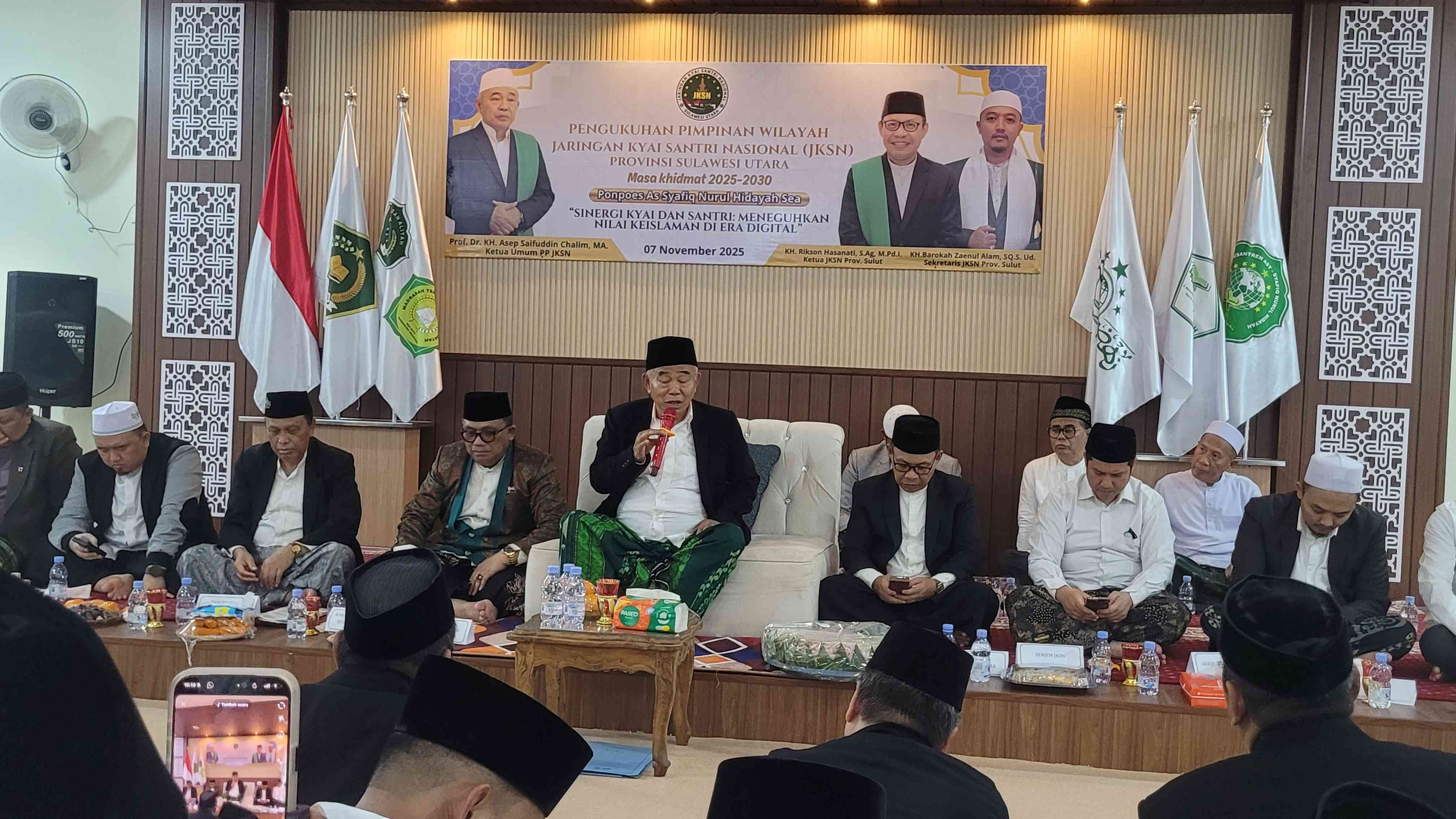 Prof Dr KH Asep Saifuddin Chalim, MA, saat menyampaikan taushiyah di  Pondok Pesantren Assyafiq Nurul Huda Sea Mihanasa Sulawesi Utara yang diasuh KH Rikson Hasanati. Foto:MMA/bangsaonline